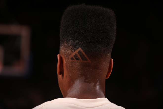 El jugador de los Knicks muestra un curioso corte de pelo y luce el logo de la marca que le viste.