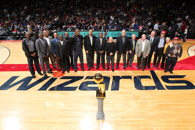 Washington rindió homenaje a los Bullets que salieron campeones de la NBA en 1978. El equipo se reunió 35 años después en torno a un trofeo que había desaparecido y que se encontró en un armario.