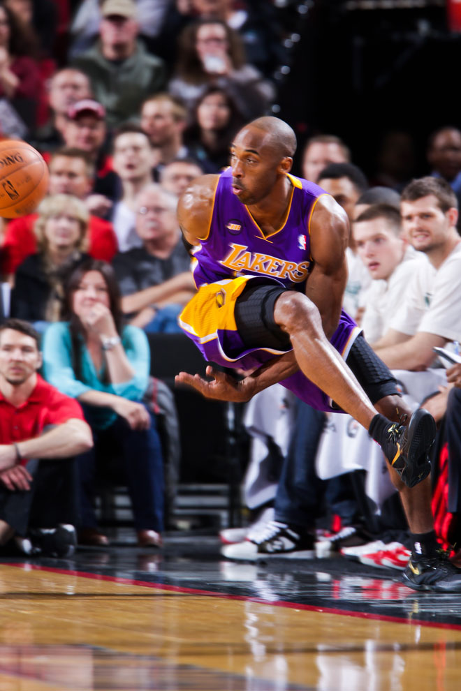 Espectacular accin de Kobe Bryant en el partido que los Lakers ganaron a los Blazers.