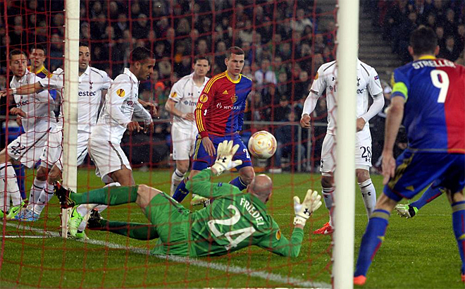 El partido tuvo muchas alternativas en el marcador. Friedel, meta del Tottenham, fue muy exigido durante el choque.