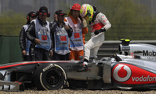 El mexicano sufri dos salidas de pista con percances para su McLaren.