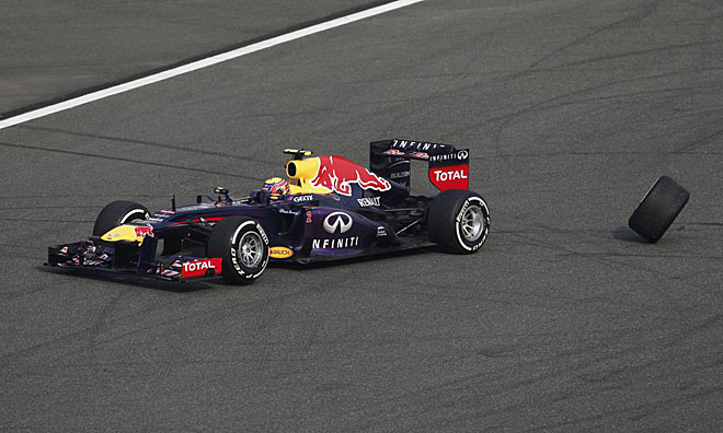 Mark Webber tuvo que salir ltimo porque su equipo no puso la gasolina suficiente en su Red Bull y en carrera tuvo que abandonar al perder un neumtico porque sus mecnicos no apretaron correctamente la tuerca.