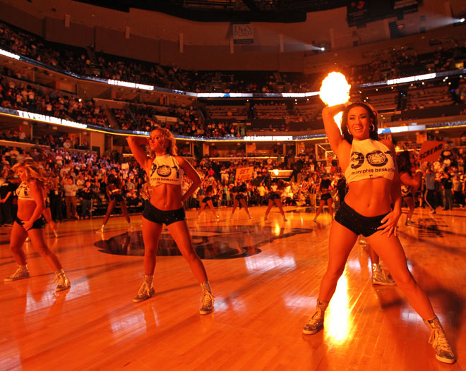 Las cheerleaders de los Grizzlies celantaron el ambiente para ayudar a su equipo a ganar en la jornada final.