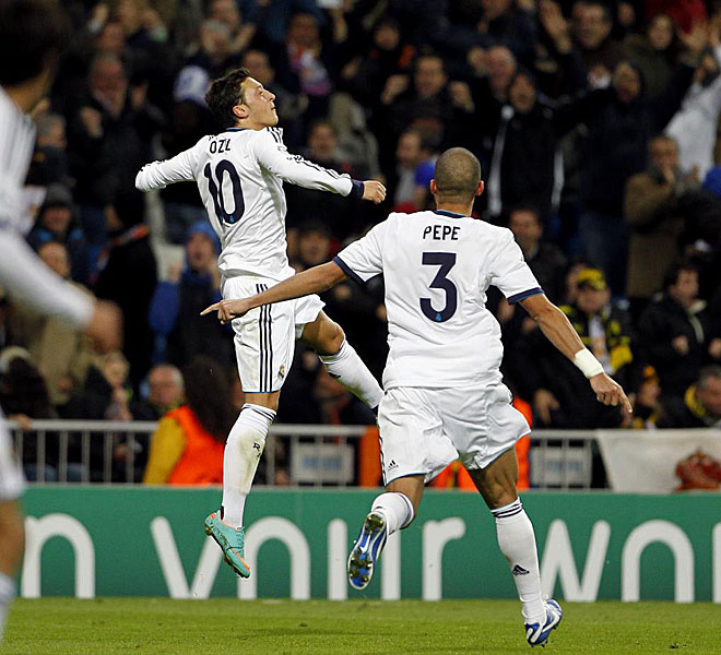 Pepe, autor del primer gol, corre a felicitar a zil tras su gol de libre directo.