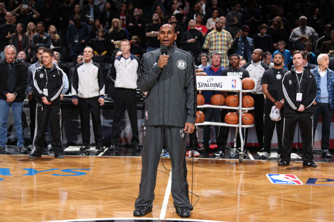 El veterano alero de los Nets sorprendi a las gradas del Barclays Center con su interpretacin del himno estadounidense.