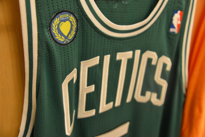 Los Celtics no olvidan el horror vivido esta semana con la tragedia del Maraton de Boston. Para recordarlo se han colocado esta seal en sus camisetas en un bonito gesto.