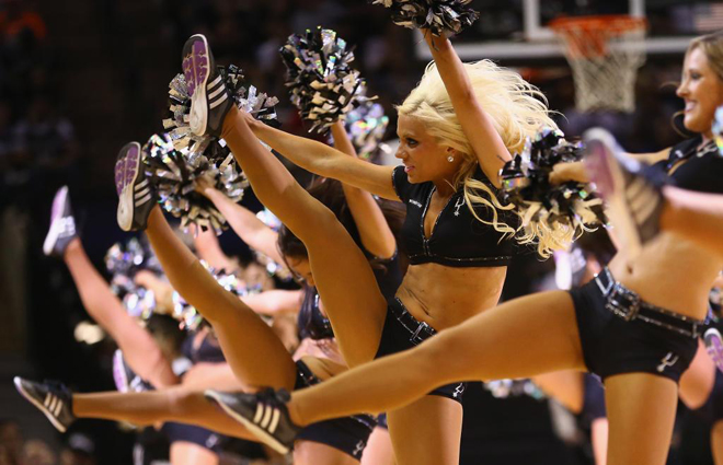 Las cheerleaders de los Spurs ayudaron a su equipo a doblegar a los Lakers en playoffs.