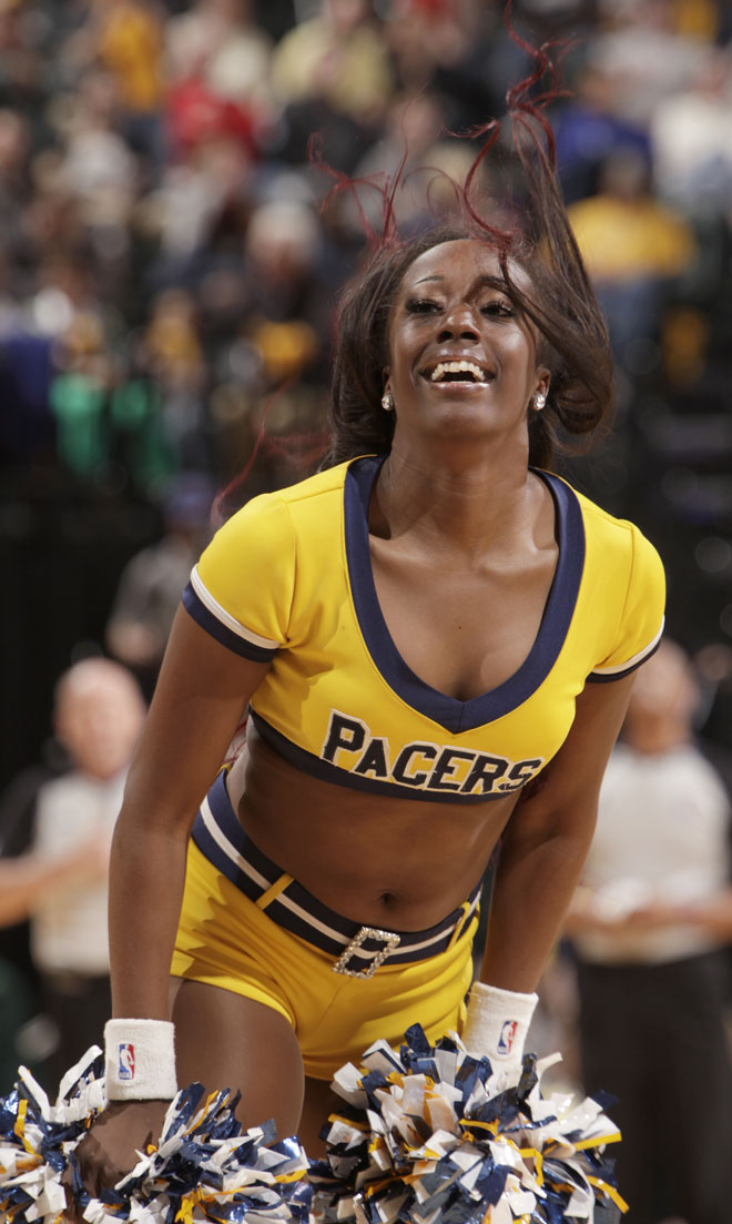 Las cheerleaders de los Pacers ayudaron a su equipo a doblegar a los Hawks en playoffs.