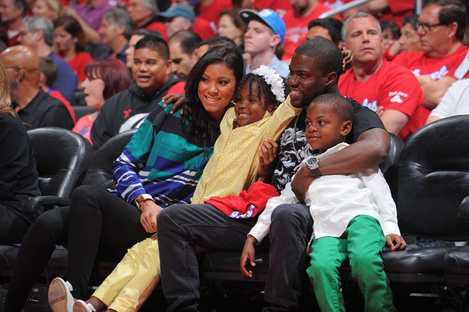 El actor Kevin Hart, acompaado por su familia, no quiso perderse el partido entre Clippers y Grizzlies.