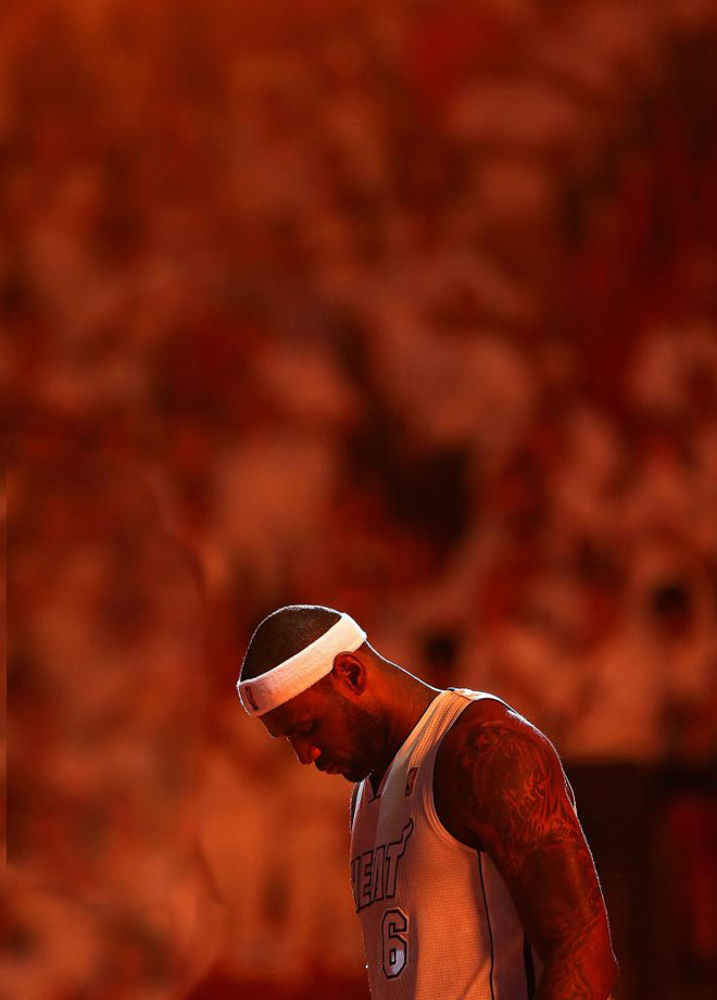 LeBron James en los prolegmenos del partido de playoffs que sus Heat ganaron a los Bucks.