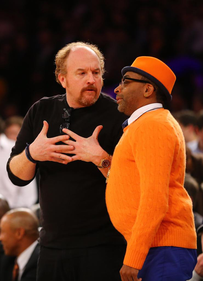 El director Spike Lee charlando con el cmico Louis CK a pie de pista del Madison durante el partido de playoffs entre Knicks y Celtics.