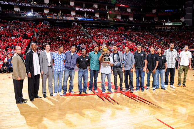 Los Houston Rockets quisieron rendir homenaje a los campeones de la D-League, los Rio Grande Valley Vipers, que ofrecieron su trofeo a los aficionados tejanos.