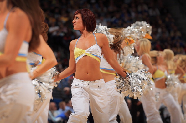 Las cheerladers de los Nuggets celebran con entusiasmo la victoria de su equipo sobre los Warriors en playoffs.