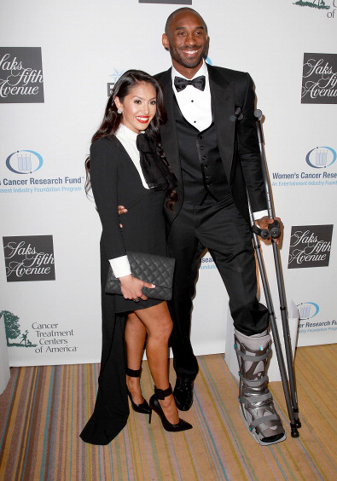 Kobe Bryant acudi junto a su esposa Vanessa a una cena benfica a favor de la lucha contra el cncer luciendo una aparatosa frula.