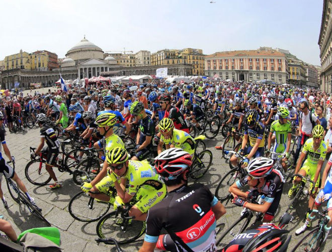 Npoles se ech a la calle para animar a los ciclistas en la jornada inaugural de la ronda italiana en su 96 edicin.