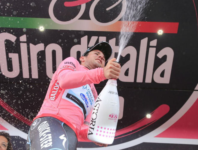 Cavendish celebr a lo grande su primera victoria en el Giro de 2013 y su liderato en la general, que le sirvi para enfundarse la preciada 'maglia rosa'.