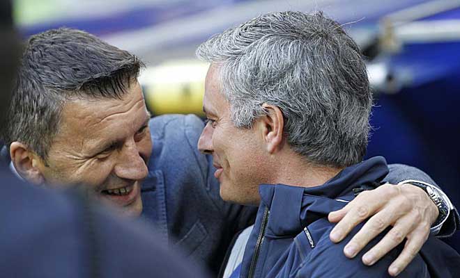 Djukic y Mourinho se saludan afectuosamente antes del partido.