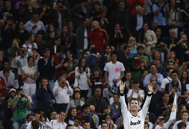 Cristiano celebra su segundo gol con un gesto caracterstico a la grada.