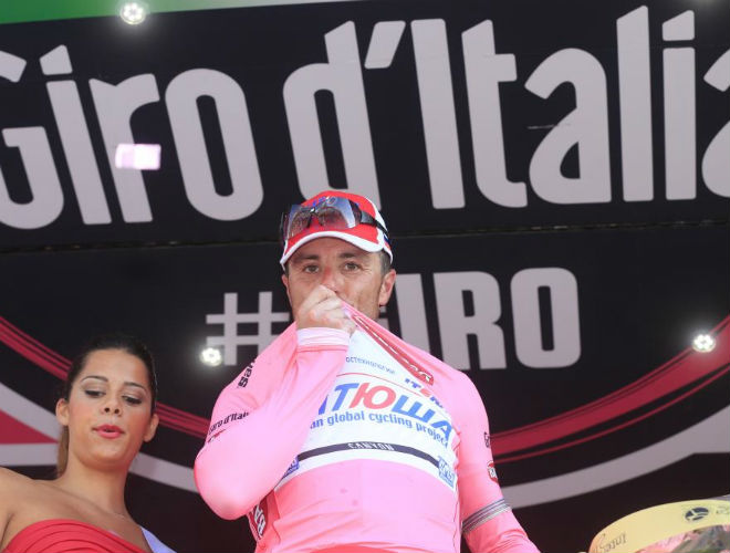 Paolini, que a sus 36 aos disputa su primer Giro de Italia, bes la 'maglia rosa' como nuevo lder de la general.