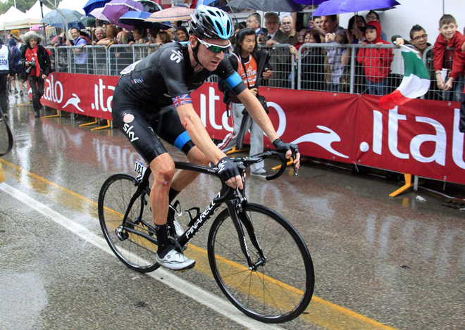 Beat Intxausti (Movistar) lidera el Giro de Italia al aguantar con xito una dura jornada debido a la orografa del terrero y la fuerte lluvia que cay en los ltimos kilmetros de la sptima etapa que concluyo en Pescara con triunfo del australiano Adam Hansen (Lotto).