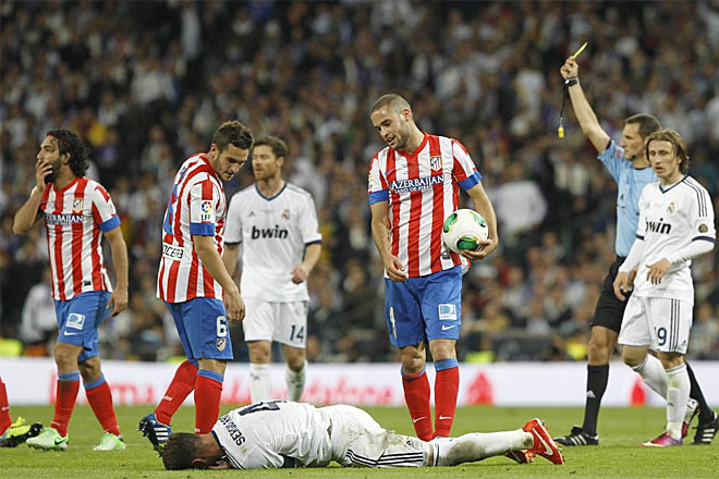 Arda Turn vio la primera tarjeta de la final de Copa por juego peligroso ante Sergio Ramos.
