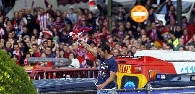 El Atltico de Madrid celebra en las calles de la capital su dcima Copa del Rey, conquistada despus de ganar a su eterno rival por vez primera tras 14 aos.