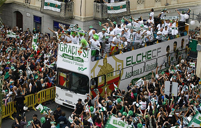 La ciudad de Elche celebr con su equipo el ascenso a Primera con una fiesta por todo lo alto.