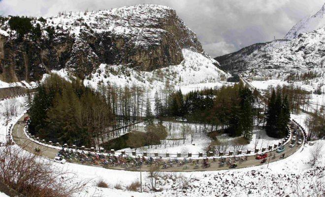 A pesar del fro y la nieve, el Giro nos dej este domingo esta impresionante imagen de etapa.