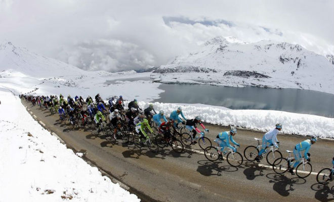 Los corredores tuvieron que sufrir temperaturas muy bajas y estuvieron gran parte de la etapa rodeados por la nieve.
