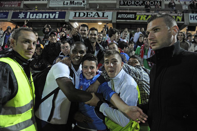 Ighalo se abraza con un grupo de aficionados tras el partido. Fiesta en la grada y en el vestuario.