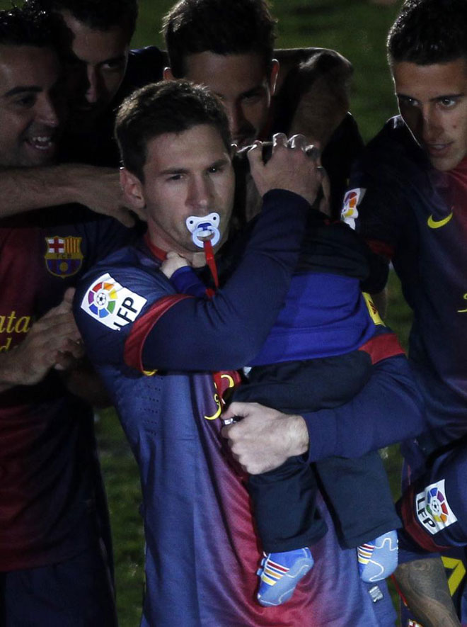 El Barcelona recibi a la conclusin del partido ante el Valladolid el trofeo de campen de Liga 2012/13 de manos de ngel Mara Villar. Puyol, en otro gesto de grandeza, prefiri que fueran Abidal y Tito quienes alzasen el ttulo.