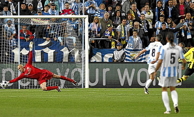 El meta del Mlaga fren al Dortmund en La Rosaleda en un partido sin goles.