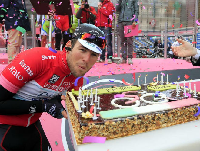 Mark Cavendish cumpli este martes 28 aos y le dieron esta gran tarta en la salida.