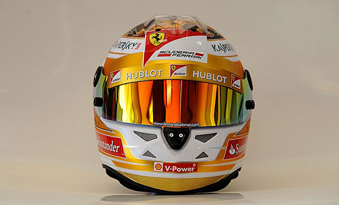 Vista frontal del casco, con motivos dorados.