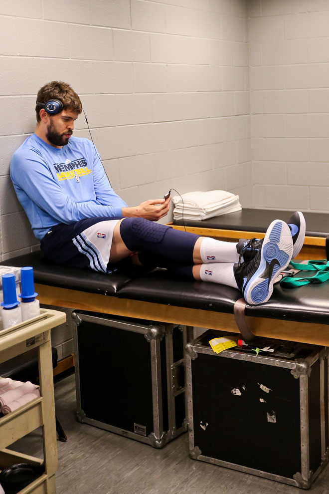 Marc Gasol relajndose en el vestuario de los Grizzlies antes de afrontar el partido contra los Spurs.