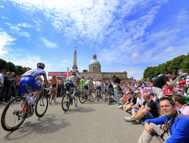 Los corredores pasaron por el Santuario de Caravaggio en la salida de la decimosptima etapa del Giro.