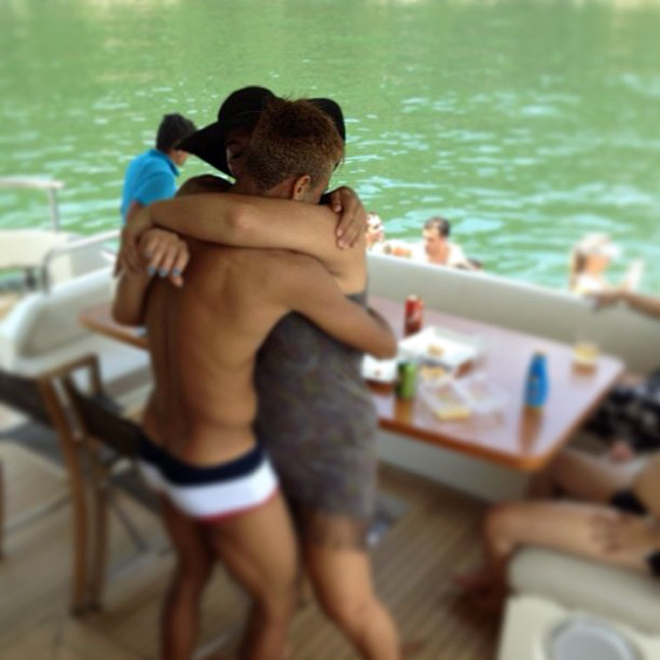 Neymar abraza a su mam y le da un beso en una foto familiar que le tomaron el da de la madre.