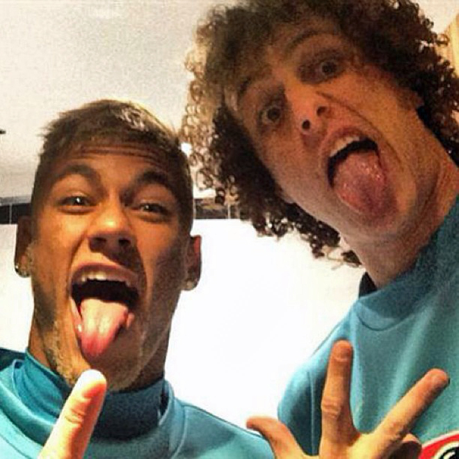 Neymar y David Luiz bromean y muestran sus lenguas a la cmara en una de las concentraciones que compartieron en la seleccin brasilea.