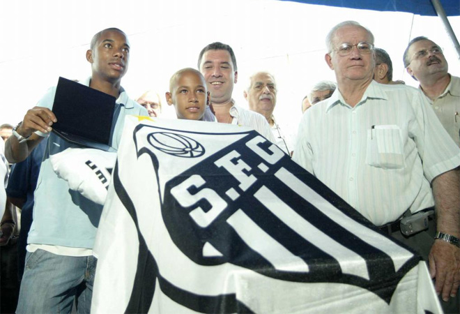 No tena ni 14 aos y el Santos ya le sealaba como su bandera para el futuro. Robinho, que haba fichado ese ao por el Real Madrid, posa con el nio.