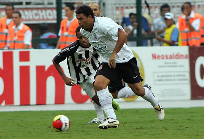 El chaval adelant los plazos y debut con 17 aos con el primer equipo del Santos. Jugar contra Ronaldo, que apuraba su carrera en el Corinthians, fue un sueo inimaginable.