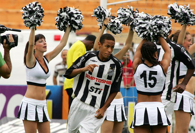 Neymar debut un 7 de marzo de 2009 y marc en su segundo partido. Era especial para todo.