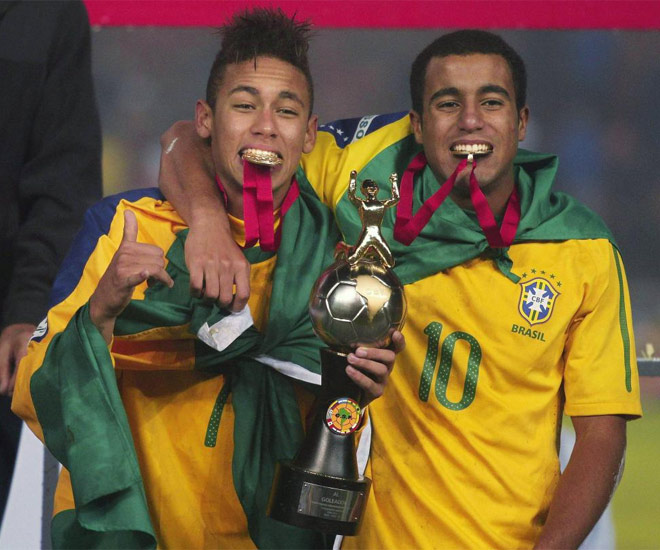 Neymar disfruta con Lucas Moura del trofeo que recibi como mximo goleador de la Conmebol sub 20.