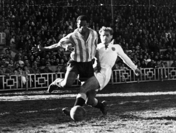 Puchades debut con el Valencia contra el Celta de Vigo en la temporada 1946-47. Jug trece temporadas con equipo valencianista, siendo campen de Liga en 1947 y dos veces campen de Copa.