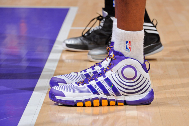 El pvot de los Lakers ocupa el quinto puesto en el rnking de venta de zapatillas con un total de 5 millones de dlares vendidos.