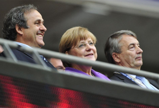 Angela Merkel, al lado de Michel Platini, tampoco se quiso perder la gran fiesta del ftbol continental.