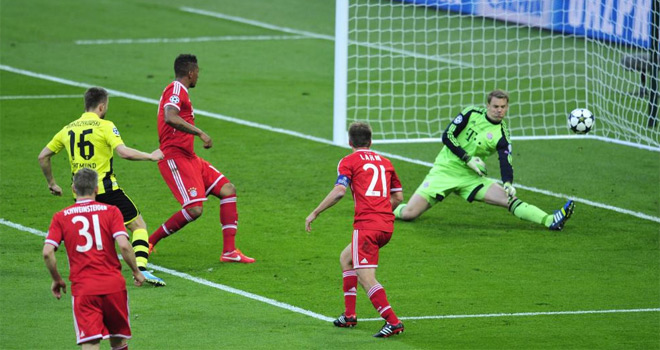 Neuer sac la primera gran ocasin del partido. El guardameta despej con el pie el tiro de Kuba.