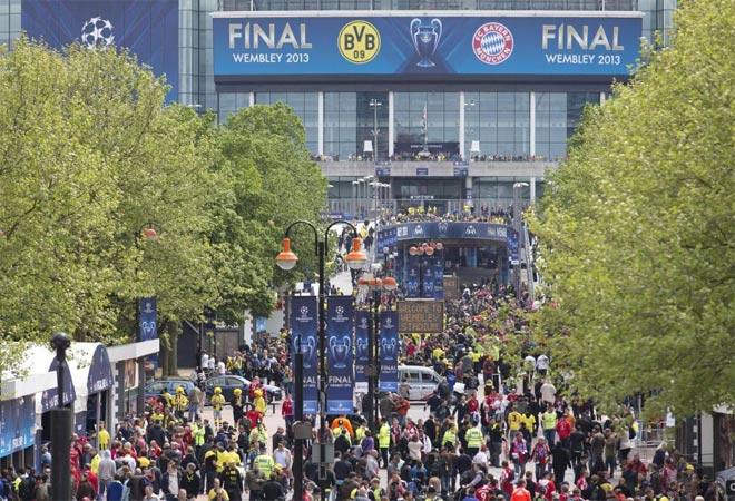 Las aficiones del Bayern y del Borussia Dortmund ya velan armas antes de jugarse La Orejona. La capital inglesa, invadida por el ftbol alemn y sus seguidores.