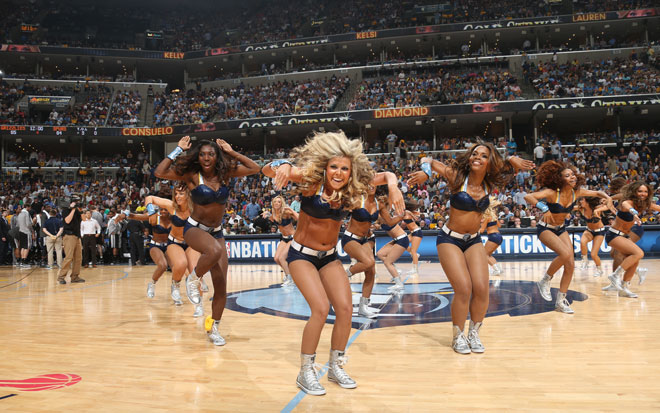 Las cheerleaders de los Grizzlies no pudieron evitar la derrota de su equipo ante los Spurs en el tercer partido de las finales del Oeste.