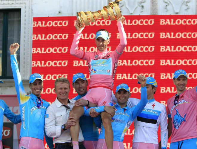Nibali fue levantado por sus compaeros del equipo Astana para celebrar su gran triunfo.