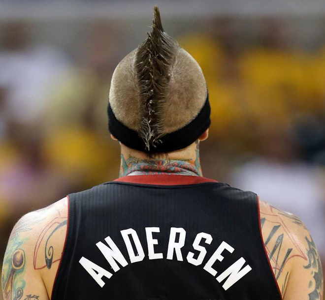 Primer plano del peinado de Chris Andersen, el 'Hombre Pjaro' de la NBA.